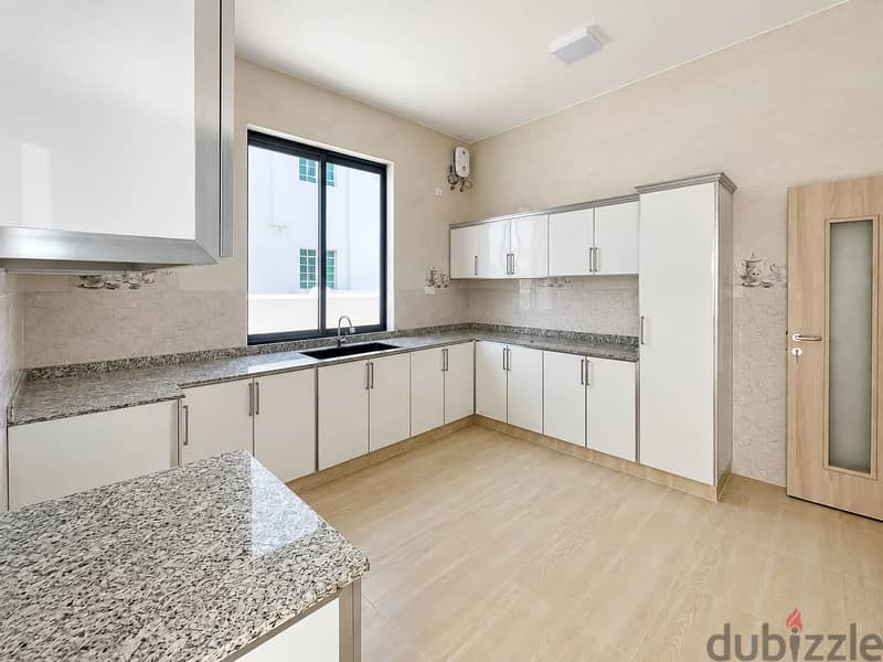 Luxurious Villa for Rent in Al Mawaleh South 3