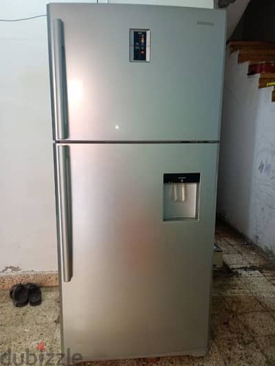 Samsung Refrigerator with Water Dispenser – Excellent Condition