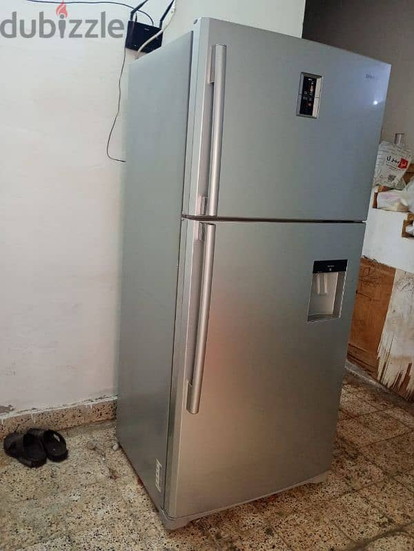 Samsung Refrigerator with Water Dispenser – Excellent Condition 3