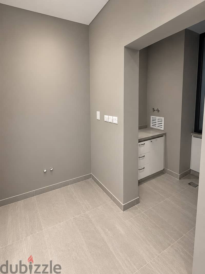Prime Commercial Space – Ideal for Showroom or Retail 5