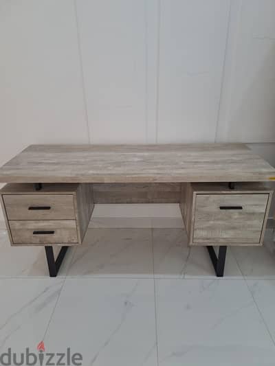 للبيع طاولة كمبيوتر / مكتب For Sale – Computer Desk / Office Desk
