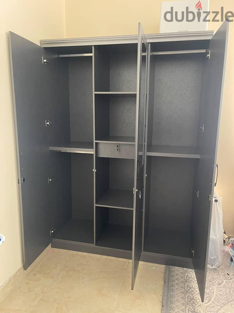 Three door wardrob 1