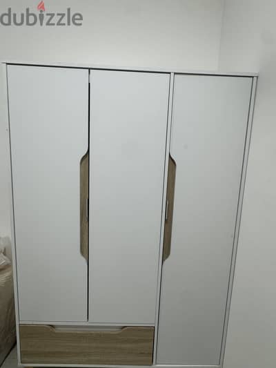 غرفه كامله مكونه من سرير queen bed طاوله جانبه ودولاب + ستائر+مرتبه