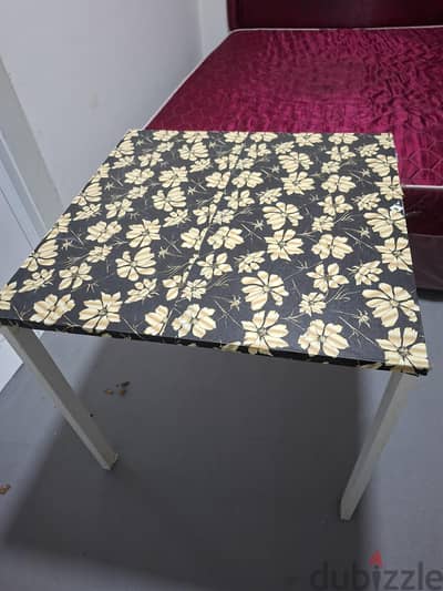 طاولة طعام نظيفه و الكراسي dinner table with chair