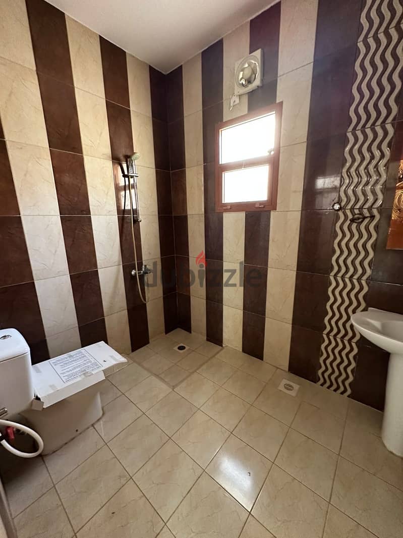 للايجار فيلا جميلة بالعامرات المحج الثالثة مقابل لولو هايبر ماركت 6