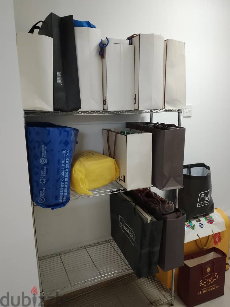 stanless steel metal shelves  4 slelves big ones and wides 2