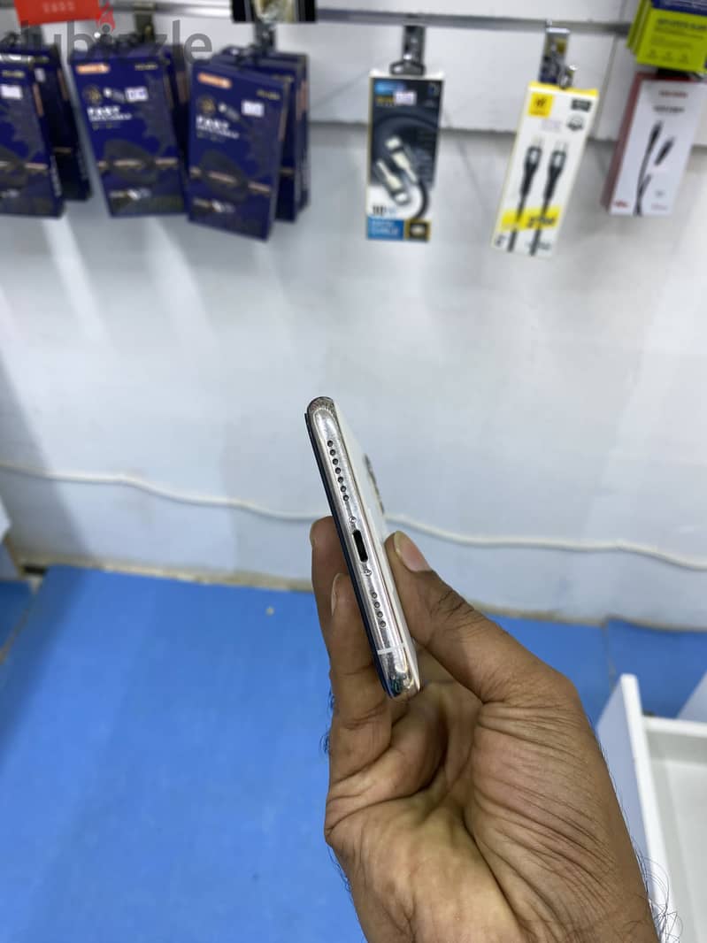 Apple - iPhone 11 Pro Max 3
