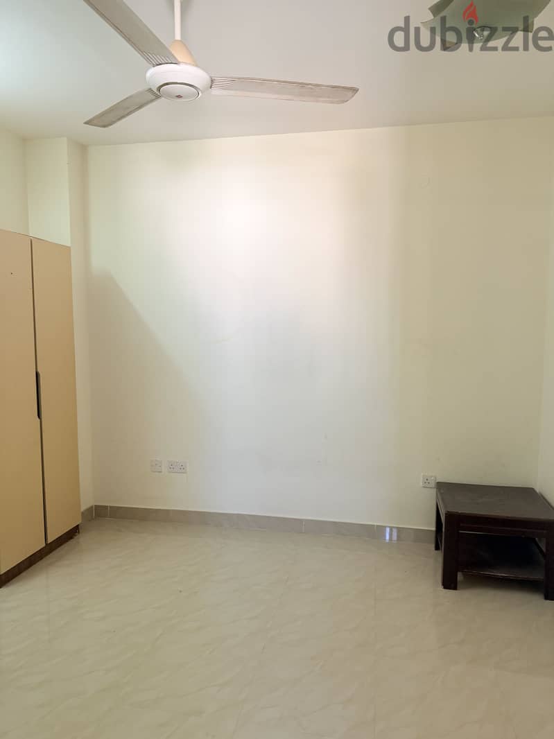 Single room available for rent with separate washroom and shared kit 4