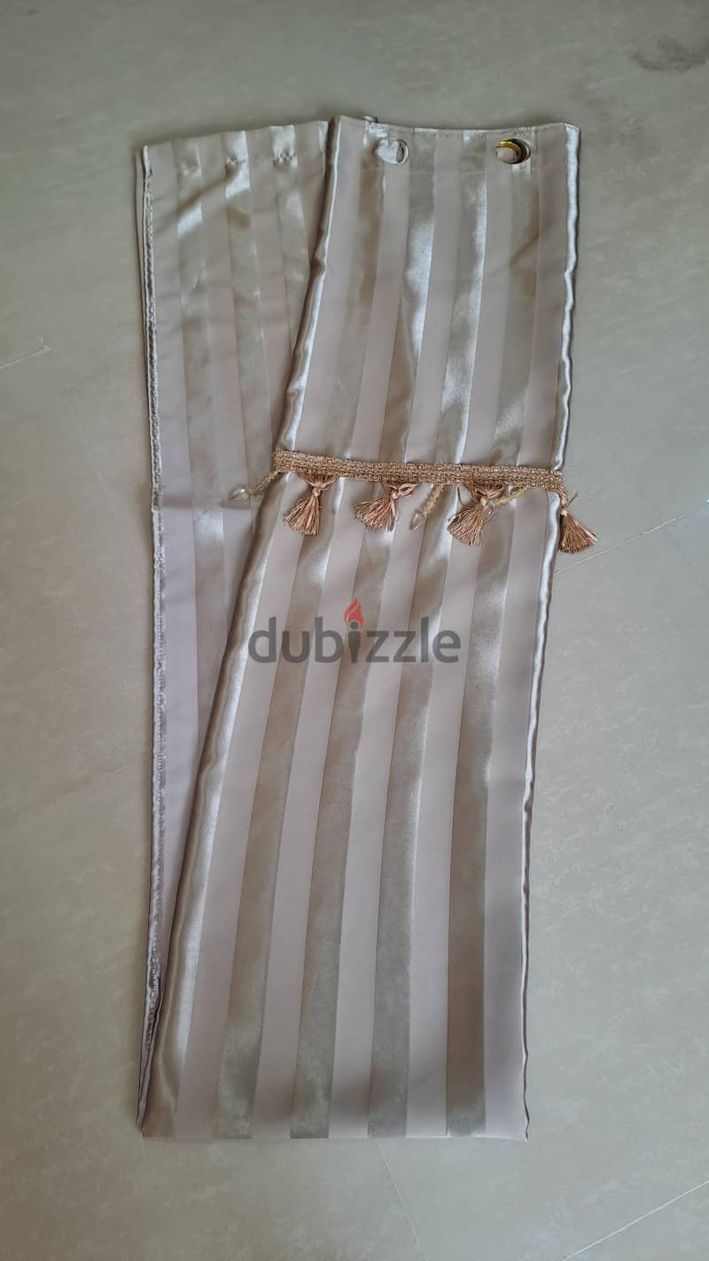 2 curtains with rod 1