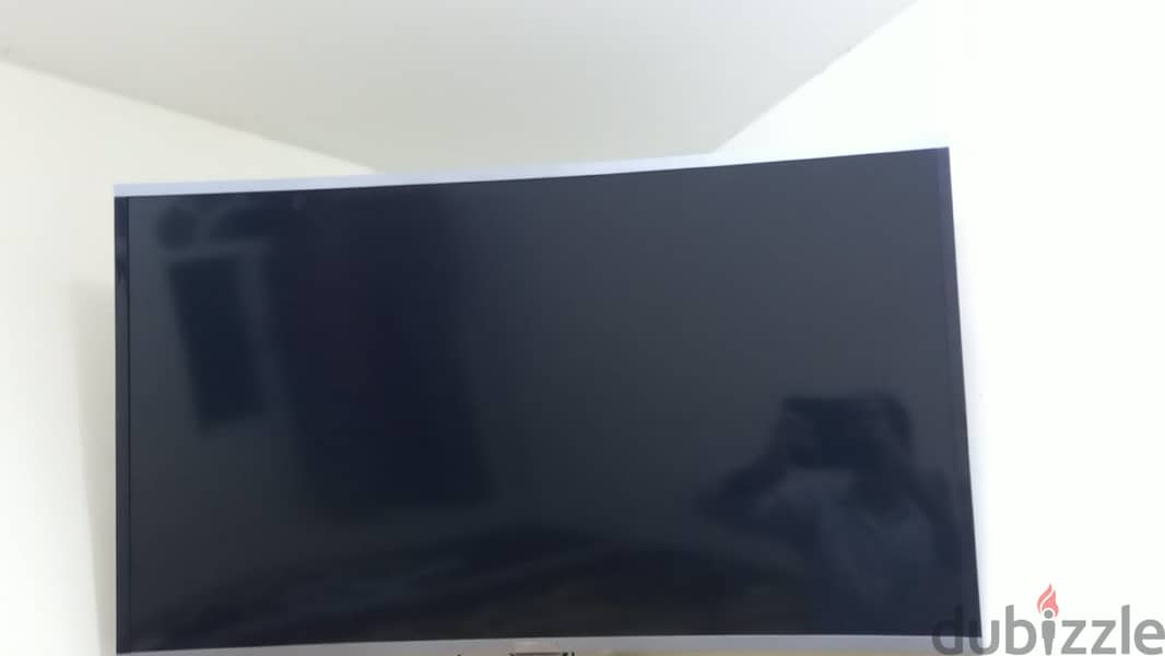 GEEPAS 43" LED CURVE SMART ANDRIOD  TV WITH WALL BRACKET STAND 1