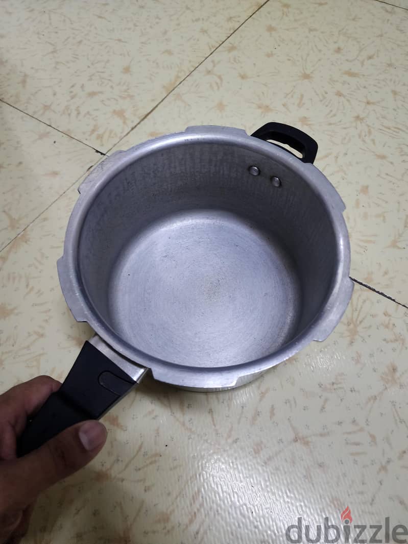 5 liter pressure cooker good condition 1
