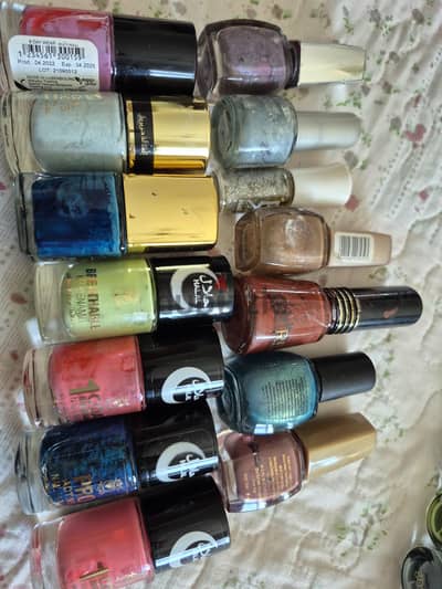 each set ro 2. . more than 20 nailpaints 10 are new. . allgood brands