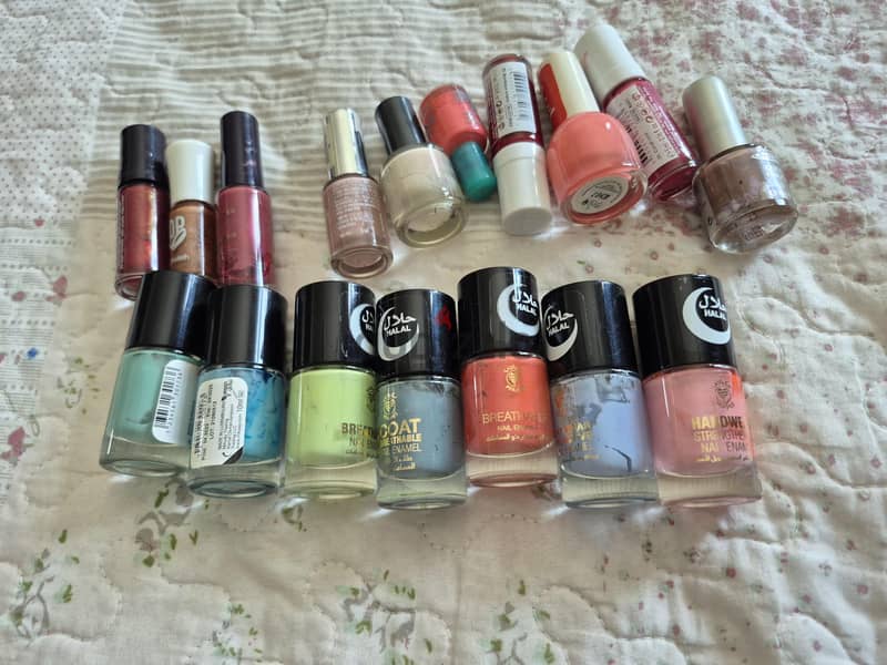 each set ro 2. . more than 20 nailpaints 10 are new. . allgood brands 1