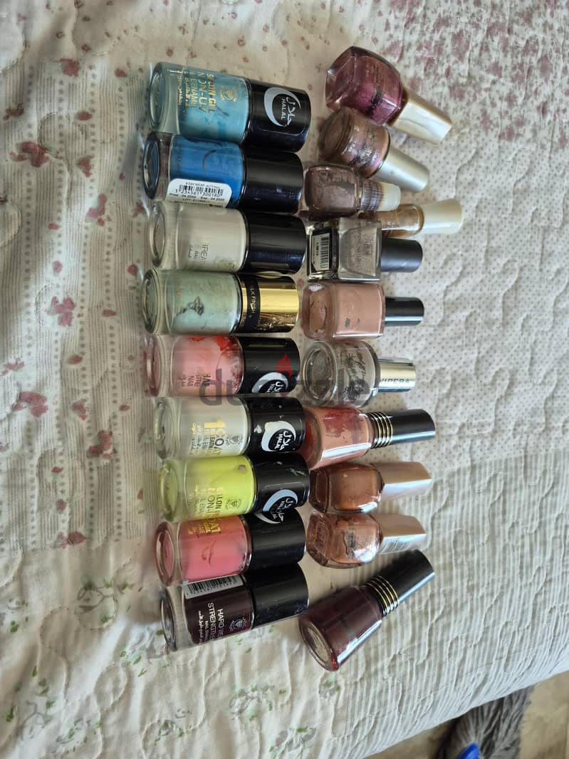 each set ro 2. . more than 20 nailpaints 10 are new. . allgood brands 2