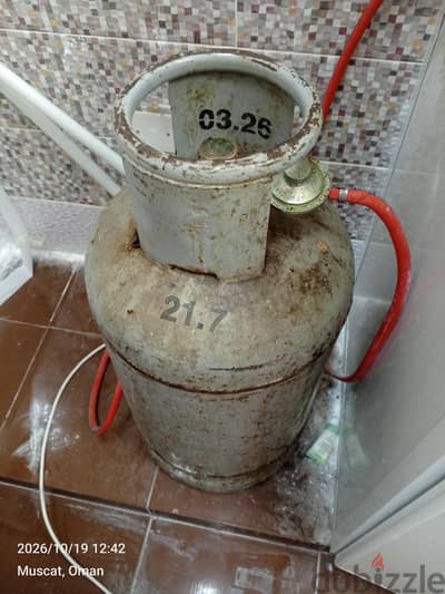 Gas cylinder and Refrigerator