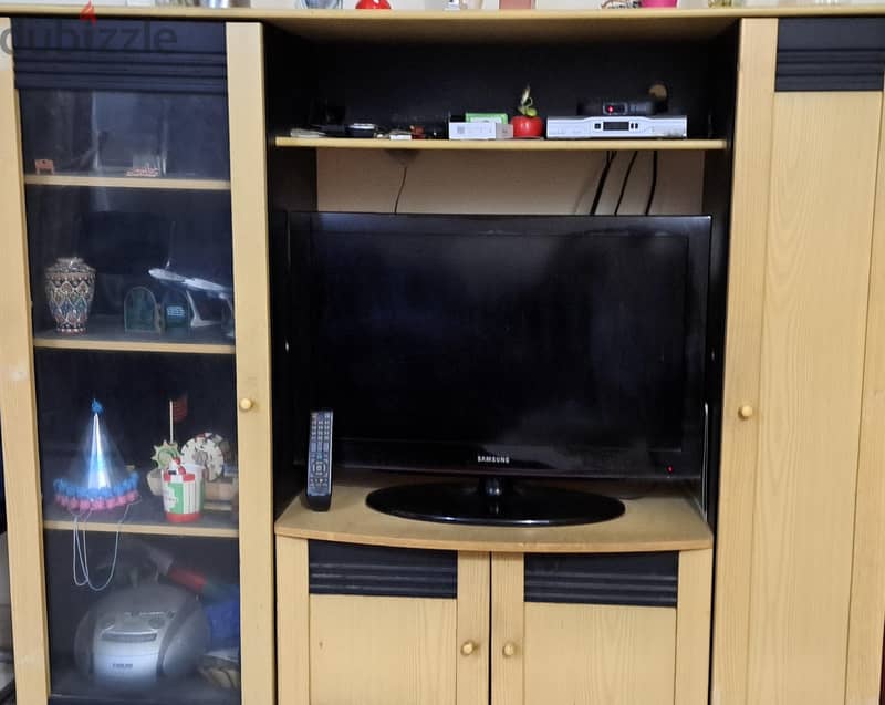 Samsung TV 32" & TV Cabinet 1