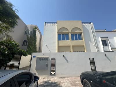 شقة للإيجار في الخوير – مسقط (مجددة بالكامل وجاهزة للسكن)