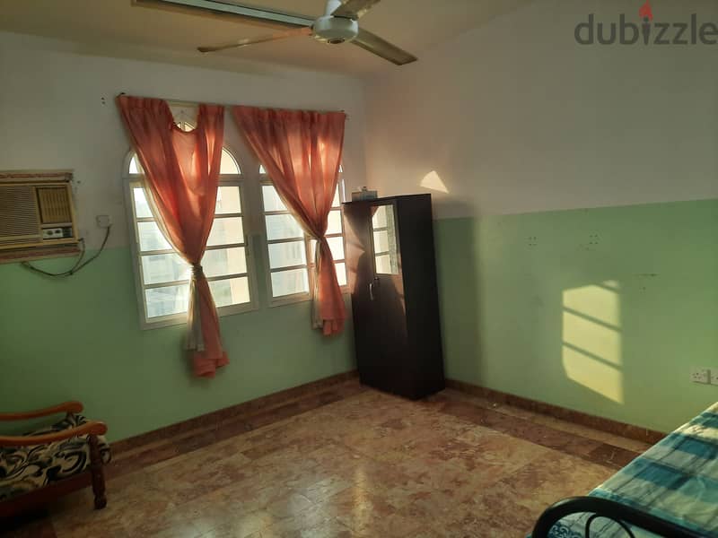 Single room for bachelor sharing accommodation available 3