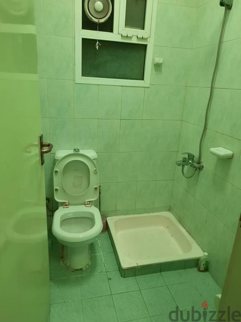 Single room for bachelor sharing accommodation available 4