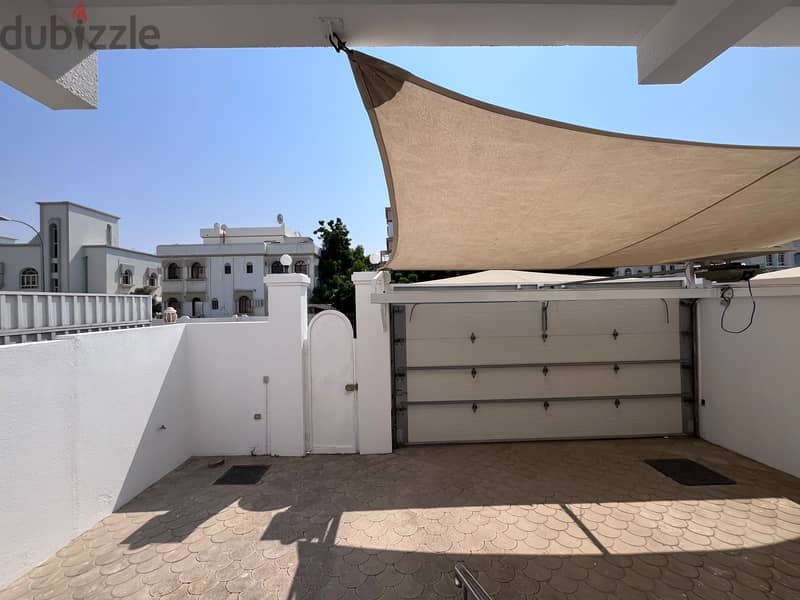 6 BR Well Designed Spacious Villa in Ghubra 1