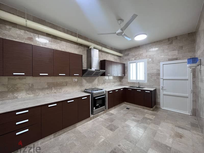 6 BR Well Designed Spacious Villa in Ghubra 10