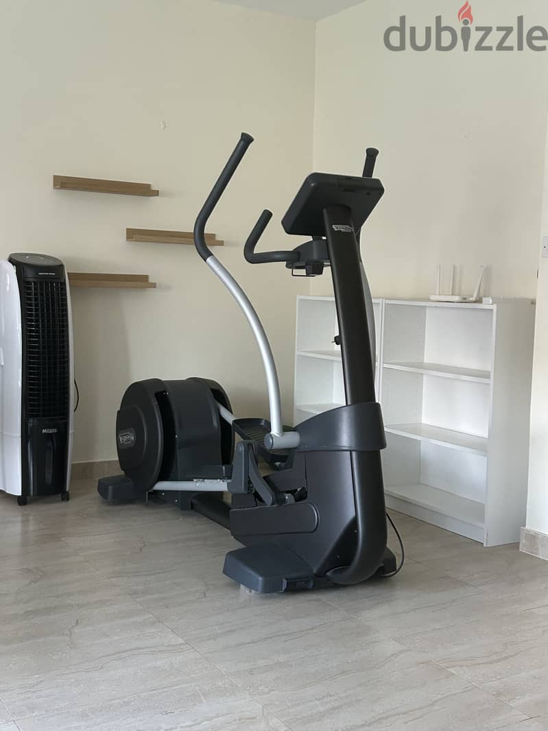 Technogym Synchro Forma Cross Trainer – Excellent Condition (Under 500 Hours) 1
