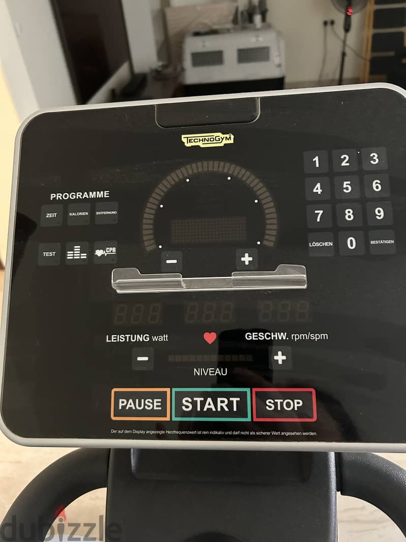 Technogym Synchro Forma Cross Trainer – Excellent Condition (Under 500 Hours) 3