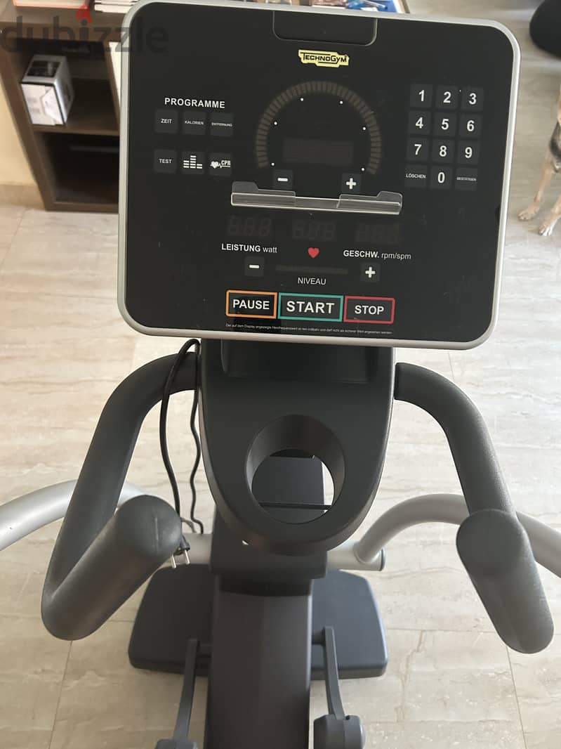 Technogym Synchro Forma Cross Trainer – Excellent Condition (Under 500 Hours) 4