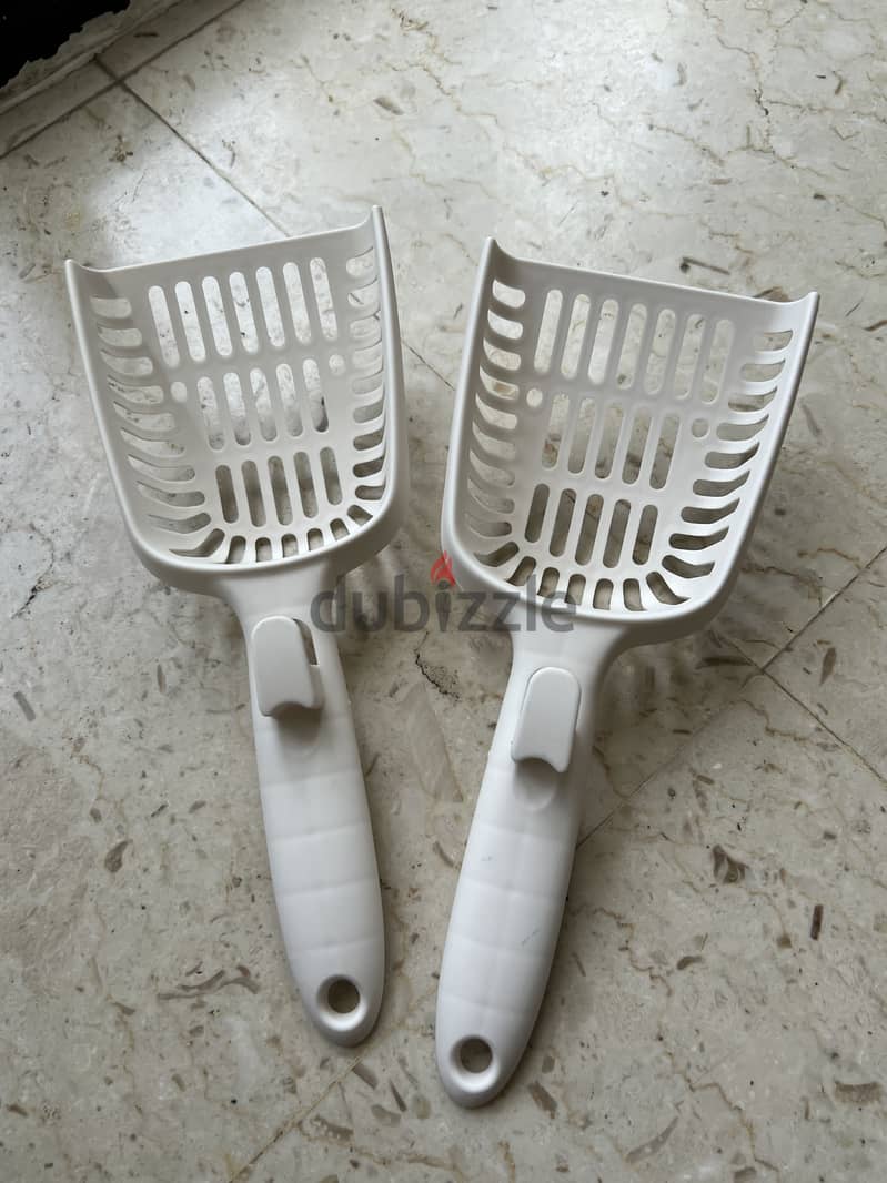 Food bowl and 2 litter scoop 1
