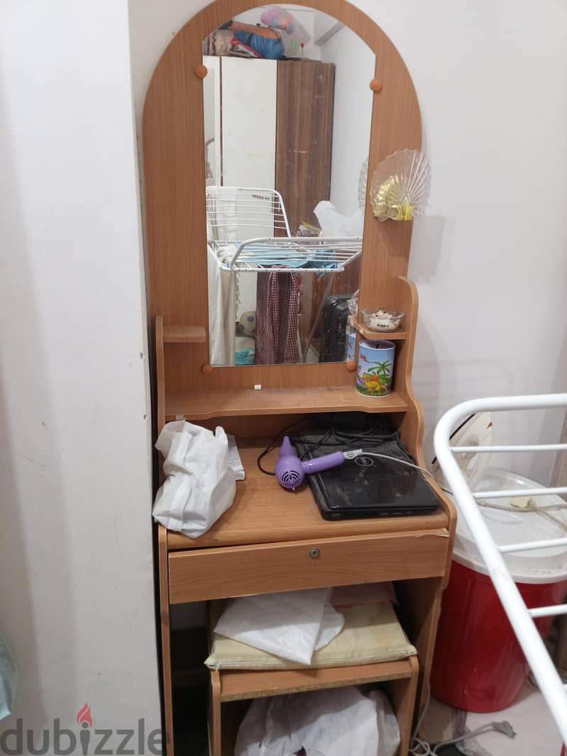 dressing table good condition 1
