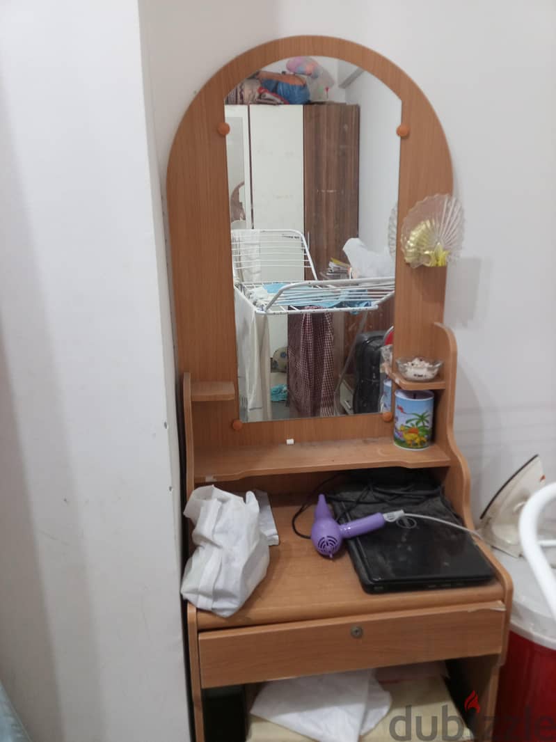 dressing table good condition 2