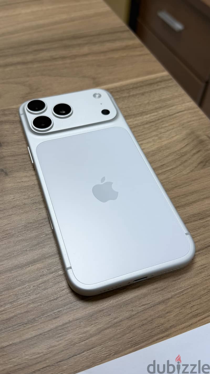 iPhone 17 Pro Max 256GB – Like New – 100% Battery 7