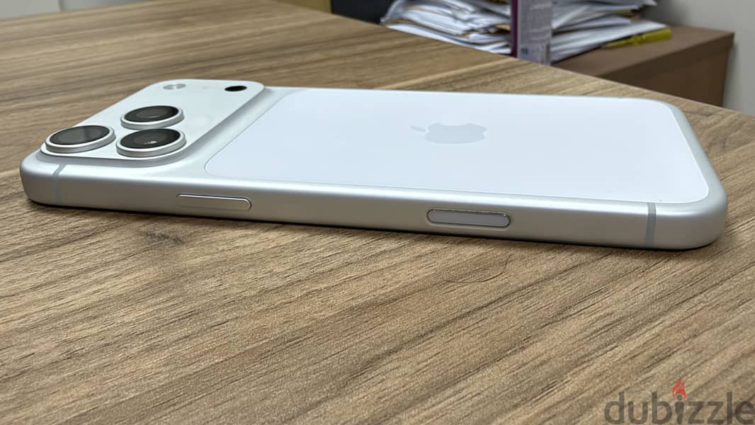 iPhone 17 Pro Max 256GB – Like New – 100% Battery 8