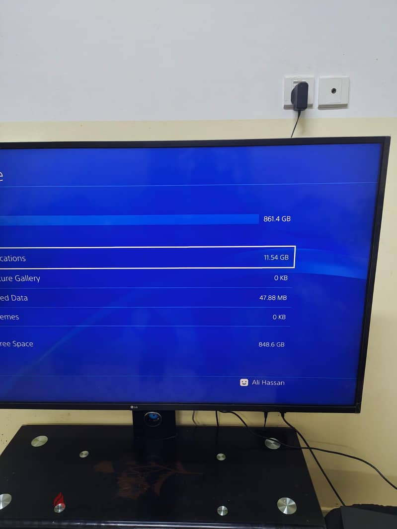 Playstation 4 pro with 2 original controller 7