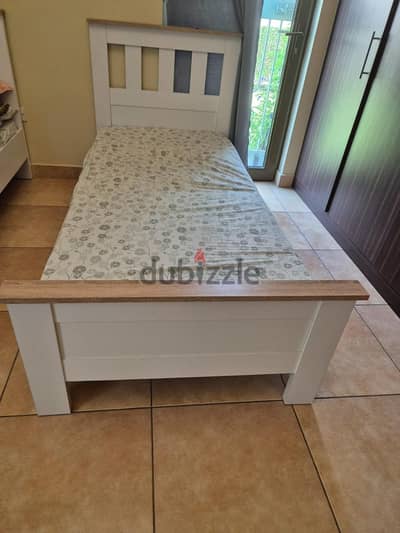 Single Bed without Mattress
