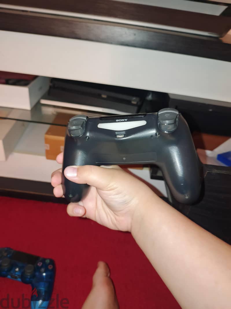 used ps4 10/10 condition +5 games 5