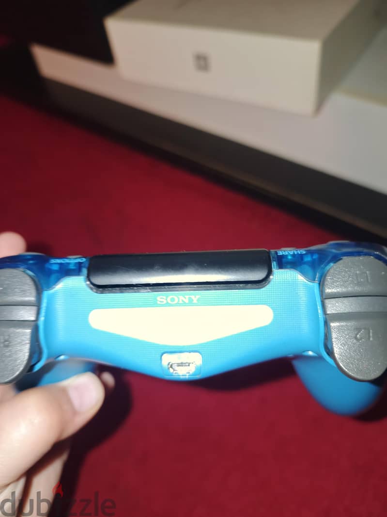 used ps4 10/10 condition +5 games 19