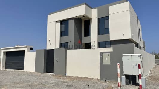 فيلا جديدة بتصميم عصري في منطقة الشخاخيط