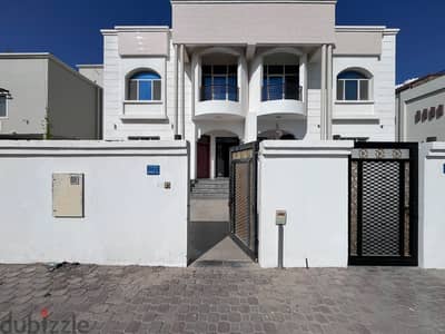 4 BR Spacious Villa in Al Mawaleh - Close to Amenities