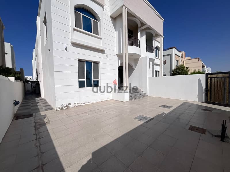 4 BR Spacious Villa in Al Mawaleh - Close to Amenities 1