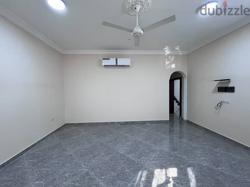 4 BR Spacious Villa in Al Mawaleh - Close to Amenities 3
