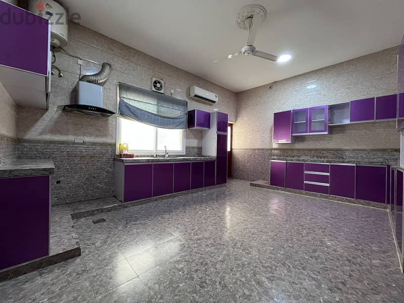 4 BR Spacious Villa in Al Mawaleh - Close to Amenities 4