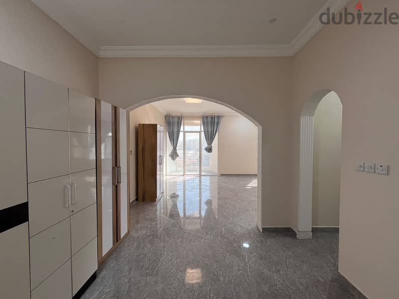 4 BR Spacious Villa in Al Mawaleh - Close to Amenities 5