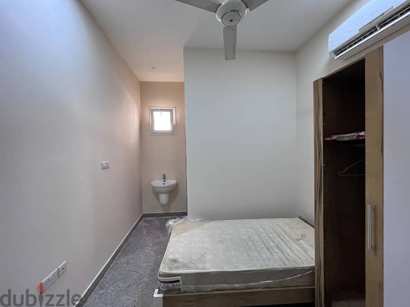 4 BR Spacious Villa in Al Mawaleh - Close to Amenities 8