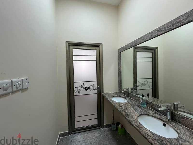 4 BR Spacious Villa in Al Mawaleh - Close to Amenities 12