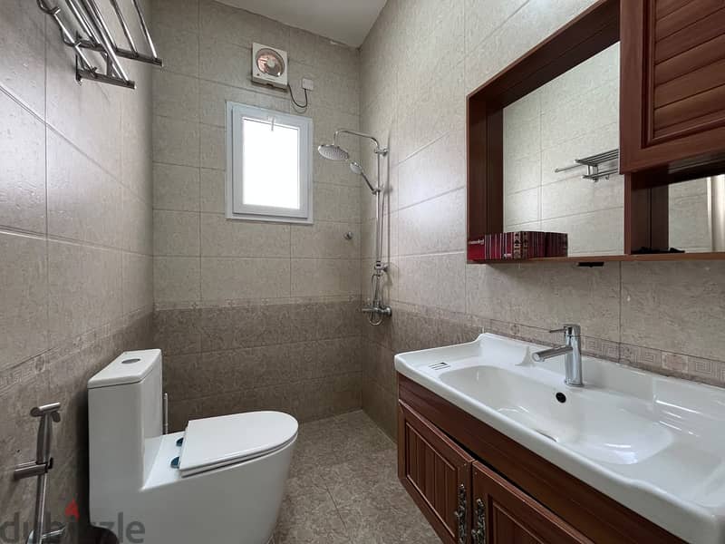 4 BR Spacious Villa in Al Mawaleh - Close to Amenities 14