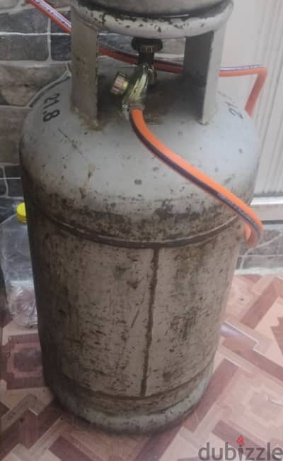 Gas cylinder with gas filled and regulator