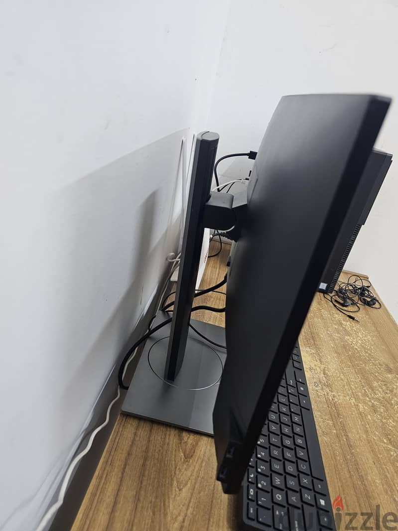 ​Dell Core i5 8th Gen PC with 24 Monitor 1