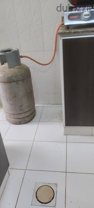 Gas cylinder with regulator pipe and single burner