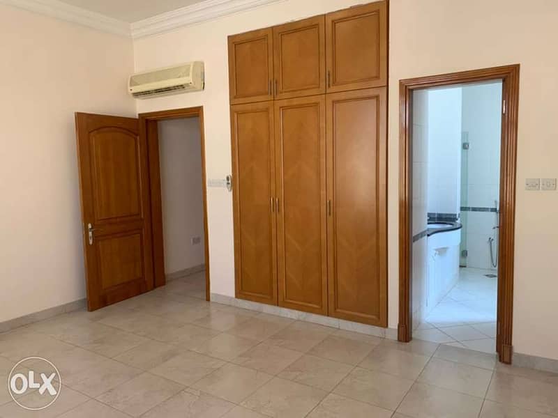 highly recommended 4bhk Villah in Qurum near Sultnan center 5